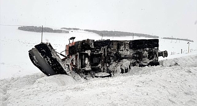 Kar küreme ve tuzlama aracı devrildi