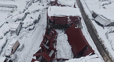 Kar nedeniyle garajın çatısı çöktü