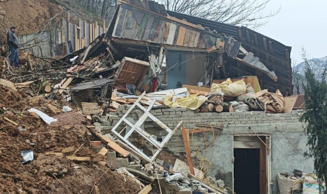 Kar sonrası toprak kayması yaşandı