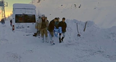 Kar temizlerken damdan düştü!