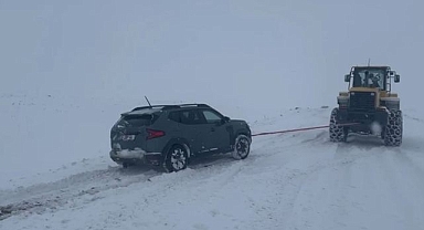 Kar ve tipi nedeniyle araçlar yolda kaldı!