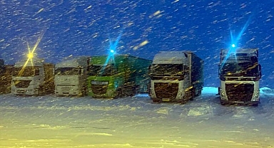 Kar ve tipi ulaşımı vurdu! Araçlar yolda kaldı