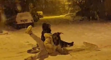 Kar yağışıyla gelen eğlence