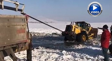 Kara saplanan loder vinçle kurtarıldı