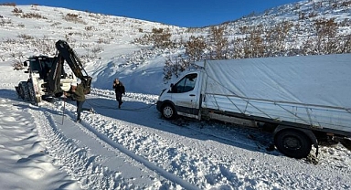 Kara saplanan pikap şarampole devrildi!