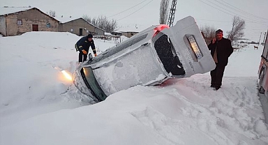 Karda kayan araç devrildi! Yaralılar var...