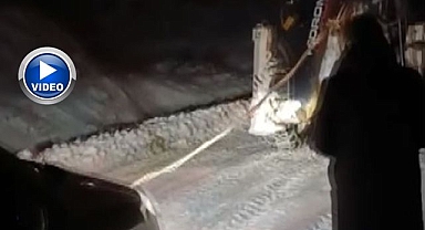 Karda mahsur kalan otomobil kurtarıldı