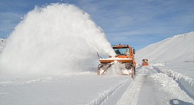 Kardan kapanan yollarda hummalı çalışma