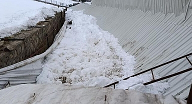 Karın ağırlığına dayanamadı! Ahırın tavanı çöktü