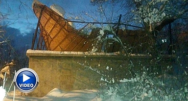 Karın ağırlığına dayanamayan çatı çöktü