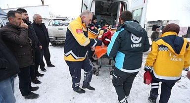 Karla kaplı dağları aşıp hastalara ulaşıyorlar