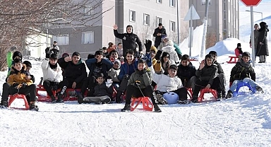 Karlı tepeler kayak pistine döndü