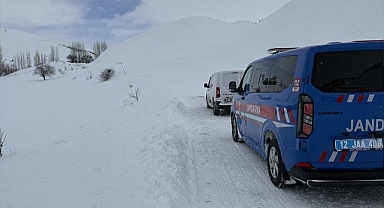 Karlıova-Yedisu kara yolu çığ nedeniyle ulaşıma kapandı