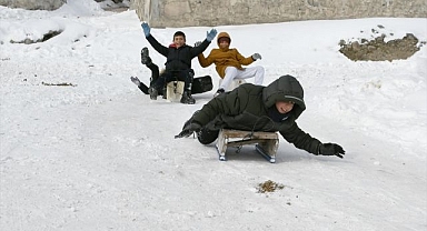 Kars'ta köy yolunu kızak pistine çevirip keyif yaptılar