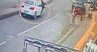 Karşıya geçmek isteyen çocuğa çarptı! 