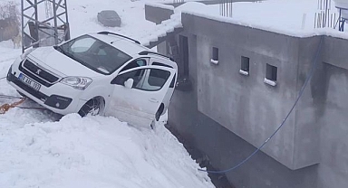 Kayan otomobil evin duvarında asılı kaldı 