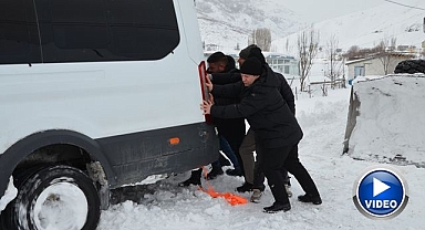 Kaymakam yolda kalanların yardımına koştu!