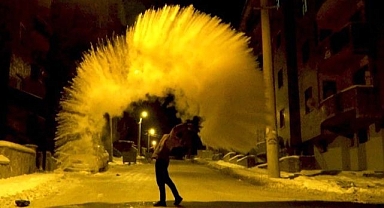 Kaynar su yere düşmeden buz oldu