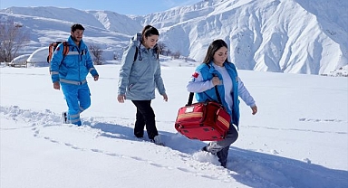 Karlı yolları aşıp hizmet götürüyorlar