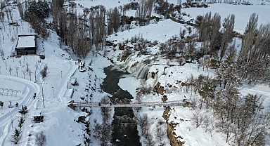 Kısmen donan şelalenin çevresi beyaza büründü