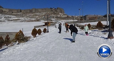 Kızağını kapan kale yokuşuna koştu