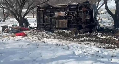 Kontrolden çıkan minibüs kayısı bahçesine uçtu   