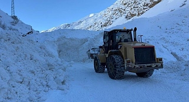 Köy yoluna çığ düştü!
