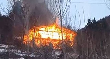 Köyde çıkan yangında kullanılamaz hale geldi