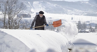  Köylüler damlarda kar atma ve loğ çekme mesaisinde