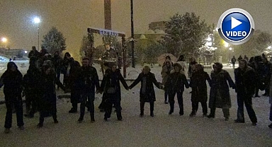 Lapa lapa yağan kar altında halay