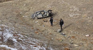 Lastiği patlayan otomobil şarampole uçtu: 1 ölü, 2 yaralı