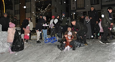 Mahalle sakinleri çocuklarıyla kayarak eğlendi