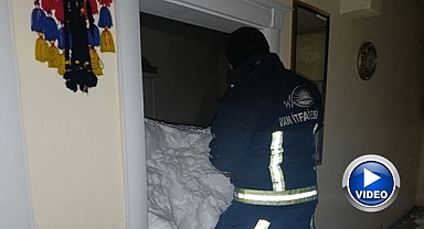 Mahalleye çığ düştü! 1 kişi kayıp, 22 ev boşaltıldı