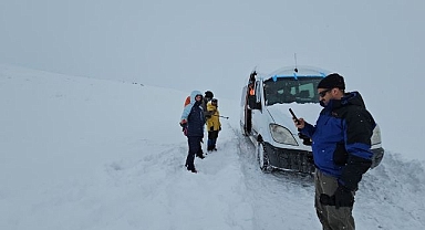 Mahsur kalan dağcılar kurtarıldı