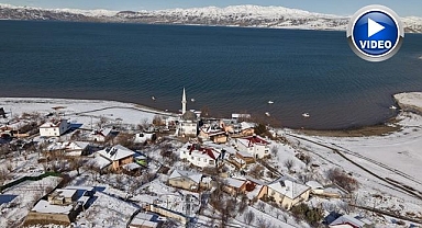 Mavi ve beyazın buluştuğu köyde eşsiz manzaralar