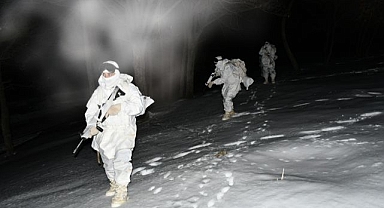  Mehmetçiğin karlı arazide gece eğitimi