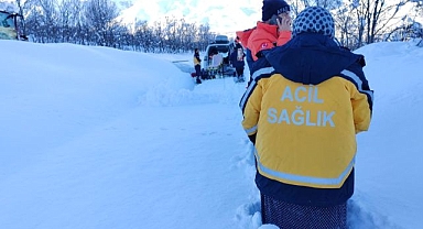 Metrelerce karı aşarak hayat kurtardılar