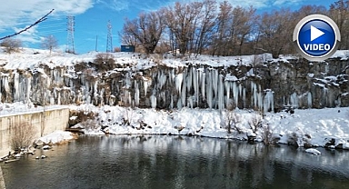 Metrelerce uzanan buz sarkıtları görsel şölen oluşturdu