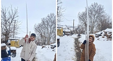 Metrelerce uzayan buz sarkıtları görenleri şaşırttı   