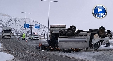 Meyve yüklü kamyonet devrildi! Yardıma vatandaşlar koştu