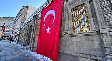 MHP Erzurum binasına devasa Türk bayrağı asıldı