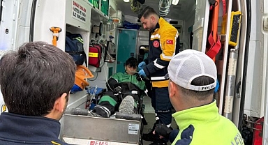 Motosikletle otomobil çarpıştı!