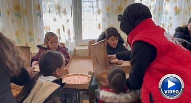 Müzik, oyun ve hediyelerle gelen mutluluk