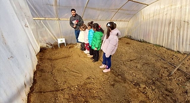 Öğrenciler serada tohumları toprakla buluşturdu