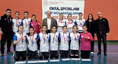 Oltu Cumhuriyet Ortaokulu’ndan hentbolda 5’te 5 şampiyonluk