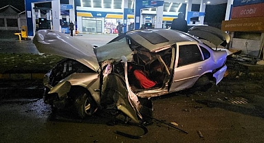 Otomobil elektrik panosuna çarptı!