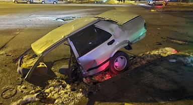 Otomobil ikiye bölündü! Görenler gözlerine inanamadı...
