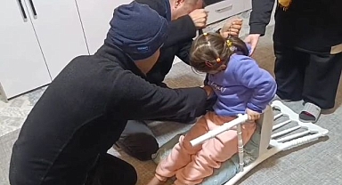 Oyun oynarken sandalyeye sıkıştı!