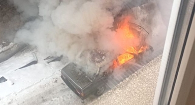 Park halindeki araç alevlere teslim oldu