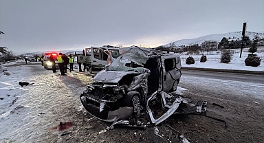 Park halindeki tıra çarptı! Karı koca can verdi